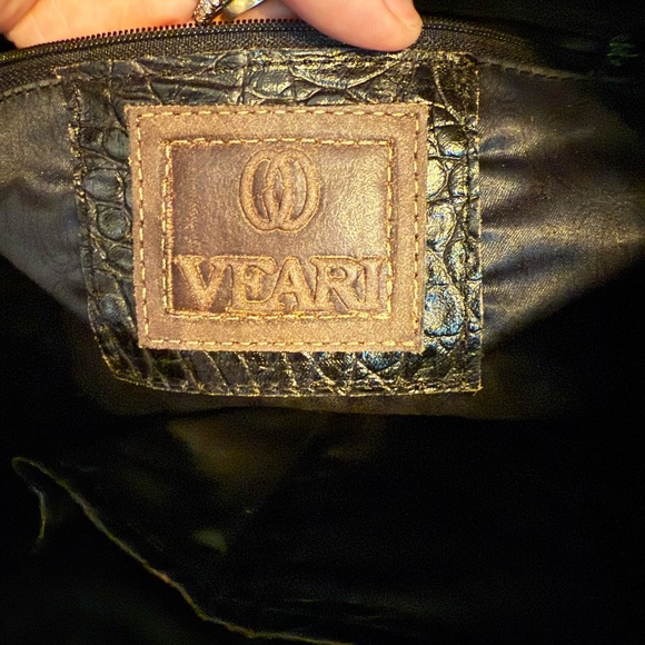 VEARI
	•	Style: Large black tote or shoulder bag - Picture 8 of 13